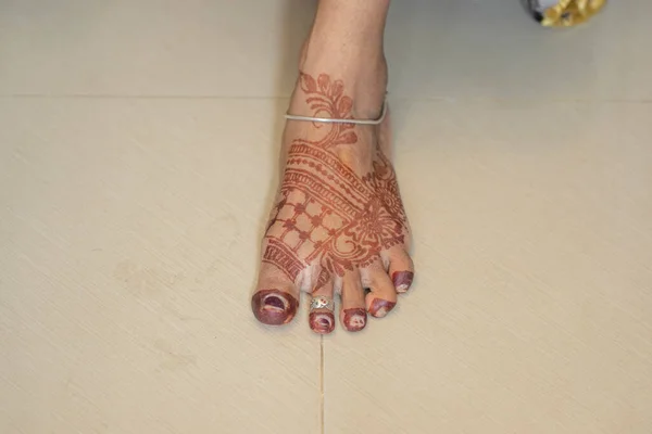 Γυναικείο Πόδι Γυναικείο Πόδι Mehndi Design Και Ασημί Βραχιόλι Mehndi — Φωτογραφία Αρχείου