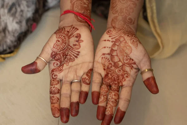 Mehndi Tervezése Piros Színű Mehndi Design Két Kézzel Lány Holi — Stock Fotó