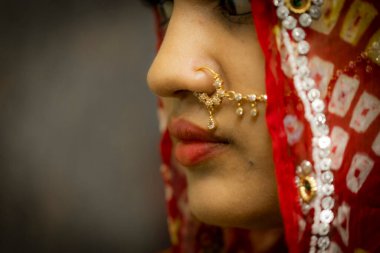 Manken kadın portresinin yakın çekimi, kızların dudakları.