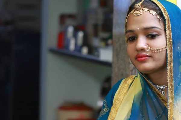 Geleneksel Rajasthani Baş Takıları Olan Kadın Portresi Maang Tikka — Stok fotoğraf