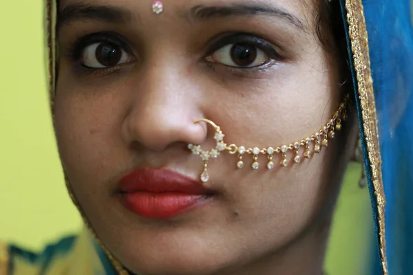 Close Van Een Mooie Noord Indische Meisje Met Traditionele Rajasthani — Stockfoto