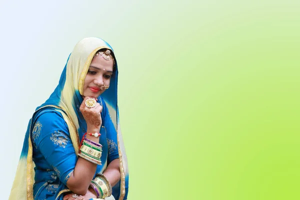 Modelo Menina Estilos Sorriso Luz Feliz Fundo Gradiente Amarelo Isolado — Fotografia de Stock