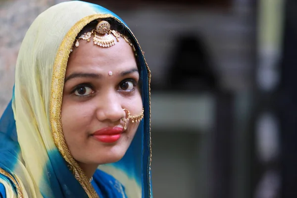 Close Uma Mulher Bonita Estilos Rajasthani Maquiagem Cultura Indiana — Fotografia de Stock