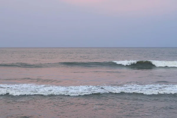 Coucher Soleil Sur Plage Avec Des Vagues Douces — Photo