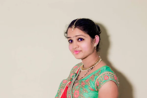 Hinduistická Mladá Atraktivní Vdaná Dívka Nosí Zlatou Náklonnost Indické Kultury — Stock fotografie