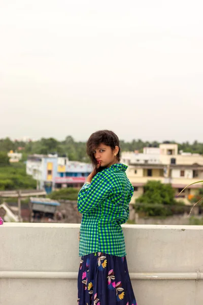 Mujer India Sexy Romántica Con Ojos Azules Con Camisa Verde — Foto de Stock