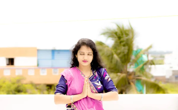 Όμορφη Ινδουίστρια Νεαρή Κοπέλα Προσεύχεται Διπλωμένα Χέρια Και Ανοιχτό Αέρα — Φωτογραφία Αρχείου