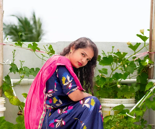 Egy Gyönyörű Ázsiai Portréja Aki Vasárnap Háztetőn Fiatal Hindu Lány — Stock Fotó