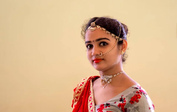 Μια Όμορφη Νεαρή Ινδή Φορούσε Χρυσά Στολίδια Και Ένα Πολύχρωμο — Φωτογραφία Αρχείου