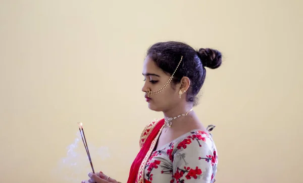 Uma Bela Menina Hindu Com Paus Incenso Queimando Com Fumaça — Fotografia de Stock