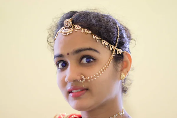Μια Όμορφη Νεαρή Ινδή Γυναίκα Πρόσωπο Και Φορούσε Χρυσά Στολίδια — Φωτογραφία Αρχείου