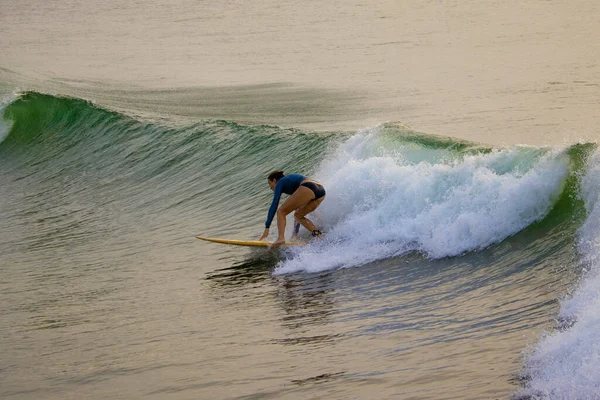 Chennai Tamilnadu India September 2020 Seorang Wanita Asing Wisatawan Surfing — Stok Foto