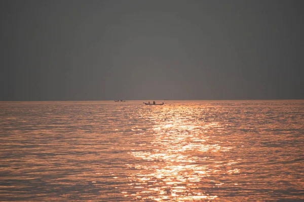 Les Rayons Soleil Apparaissent Transparents Dans Eau Mer Lever Matin — Photo