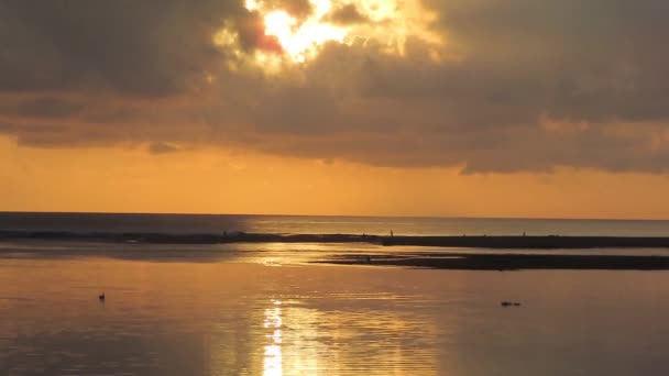 海上三角洲模糊效应下的日出景观 — 图库视频影像