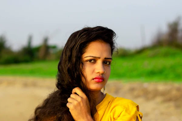 Venku Portrét Hinduistické Dívky Tvář Krásy — Stock fotografie