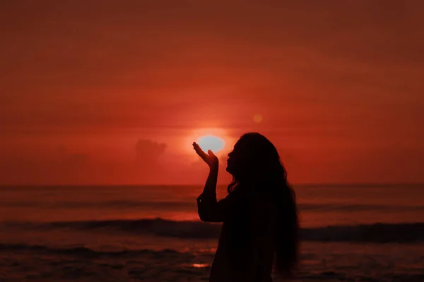 Hindu Kvinna Siluett Hålla Solen Händerna Havet — Stockfoto