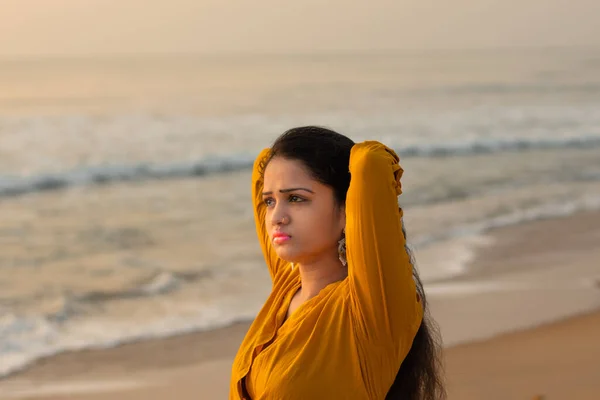 Mulher Hindu Rosto Beleza Com Borrão Praia Fundo — Fotografia de Stock