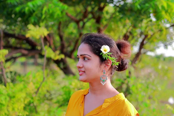 Fénykép Egy Indiai Fiatal Lány Virág Kreatív Szőrszálak — Stock Fotó