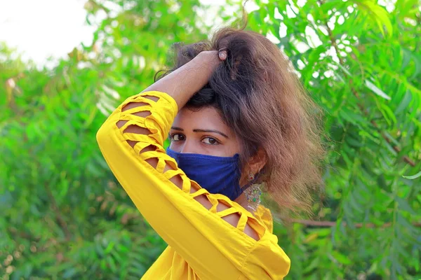 Modieus Portret Van Een Indiaas Meisjesmodel Met Gezichtsmasker Bescherming Tegen — Stockfoto