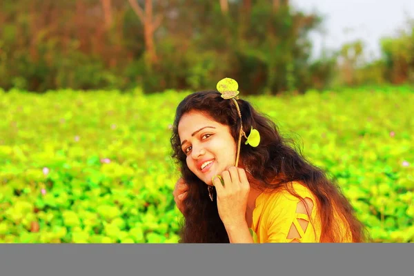 Ein Stilvolles Indisches Mädchen Mit Unscharfem Grünem Hintergrund Asiatische Menschen — Stockfoto
