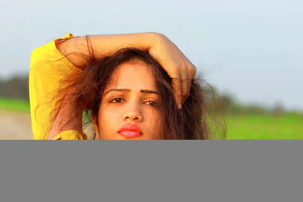 Κοντινό Πλάνο Ενός Μοντέρνου Ινδού Μοντέλου Κοριτσιού Κίτρινη Μπλούζα Πυροβολισμός — Φωτογραφία Αρχείου