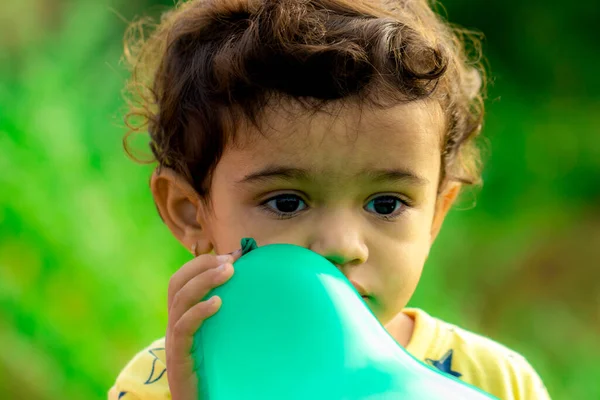 Ένα Μικρό Παιδί Κρατώντας Ένα Μπλε Μπαλόνι Σκέφτεται Πρόβλημά Του — Φωτογραφία Αρχείου