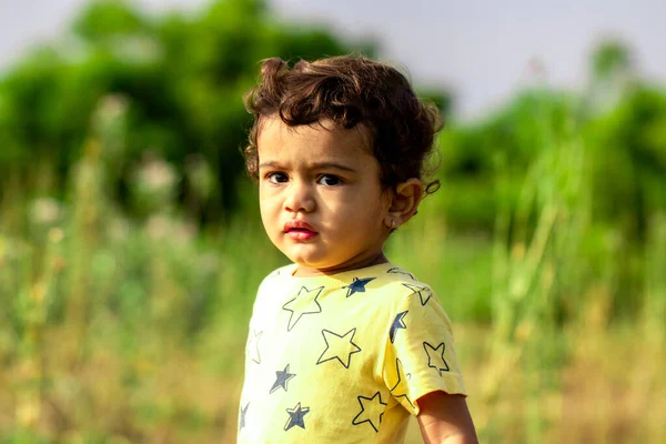 Uma Triste Pouco Indiana Criança Irritado Olhando Para Câmara Ásia — Fotografia de Stock