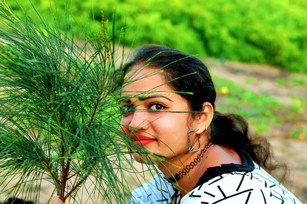 Una Donna Indiana Felice Faccia Bellezza Con Natura — Foto Stock