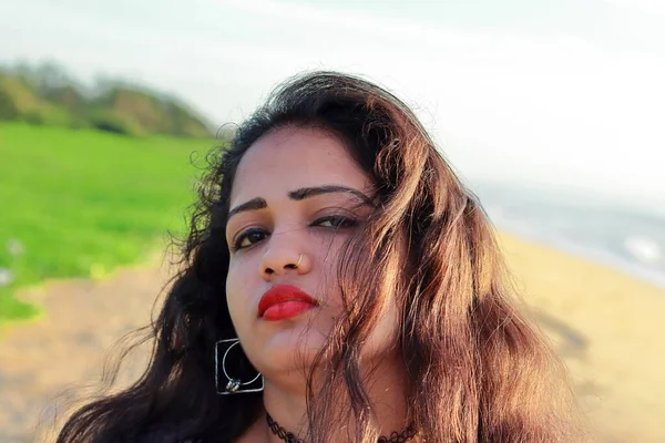 一个美丽的印度年轻女子的脸和令人兴奋的性感红唇自然背景 — 图库照片