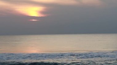 Hindistan 'da Chennai Denizi' nden doğan güneş.