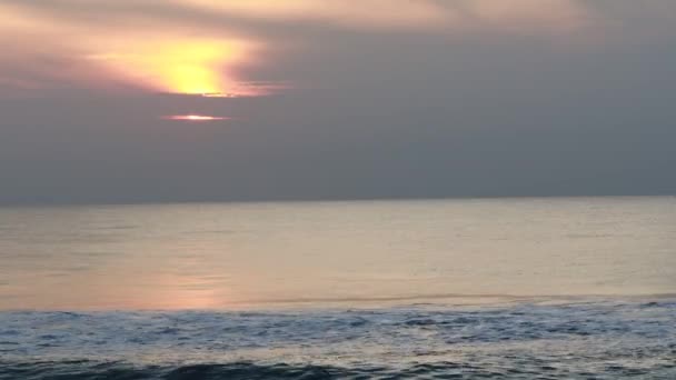 太陽はインドのチェンナイの海から昇る — ストック動画