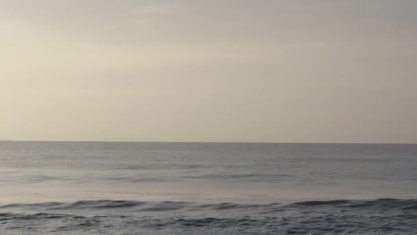 日出前在金奈海岸外的印度洋景观 — 图库视频影像