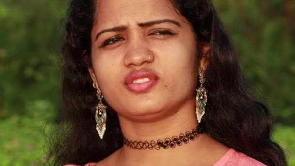 Schließen Gesicht einer schönen indischen Frau und trägt ausgefallene große silberne Ohrring in ihrem Ohr mit schönen süßen Augen und schöne runde glatte rosa Wangen