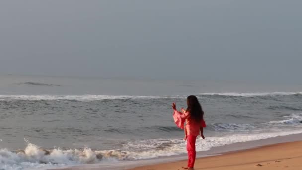 Mamá Hijo Cerca Playa Dando Beso Llano Mar Puesto Que — Vídeo de stock