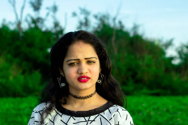 Een Indisch Model Met Close Mooi Gezicht Groene Wazig Achtergrond — Stockfoto