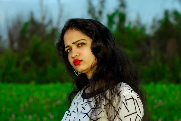 Güzel bir kadın model açık havada güzel bir portre çiziyor.