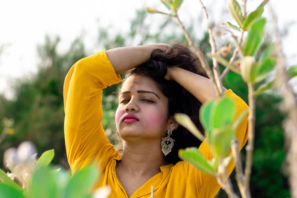 Een Mooie Aziatische Vrouw Staat Bij Boom Van Aak Madar — Stockfoto