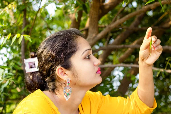 Uma Linda Mulher Asiática Segurando Neem Folha Verde Sua Mão — Fotografia de Stock