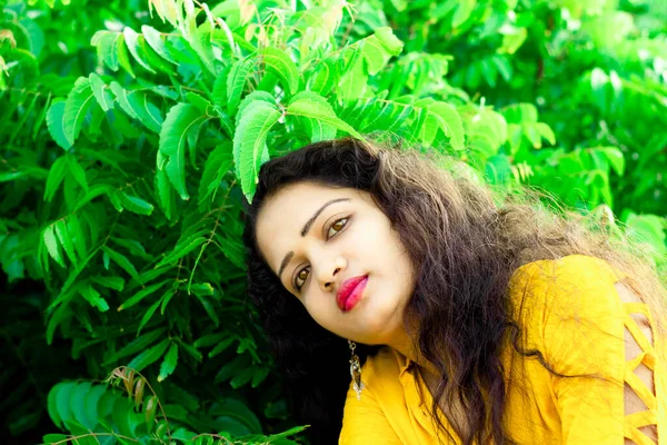 Beautiful Woman Face Defocued Neem Leaves Concept Health Care Naturally — стоковое фото