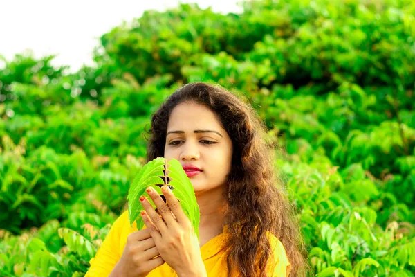 Een Prachtig Volwassen Model Zoek Naar Ayurvedische Neem Blad Concept — Stockfoto