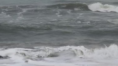 Kötü hava şartları nedeniyle, deniz, sabah Hindistan 'ın okyanus kıyısında güneş doğmadan önce büyük su dalgalarını yükseltiyor.