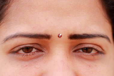 Güney Hintli kadın modelin tatlı gözlerinden gözyaşları akıyor. İnsan yüzünün yakın plan detayları