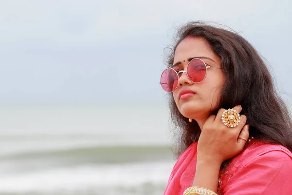 クローズアッププロフィール インド チェンナイの海岸にあるカメラを見るファッションモデルのポートレート 明るい豪華な顔とスタイリッシュなサングラスを持つ美しい女性の目 — ストック写真
