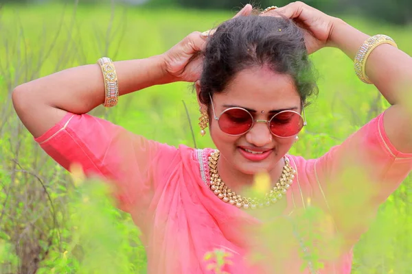 Eine Schöne Indische Modedesignerin Posiert Einem Grünen Kleid Und Blickt — Stockfoto