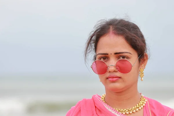Krásná Indická Žena Stojící Pobřeží Tváří Tvář Záři Přirozené Revoluci — Stock fotografie
