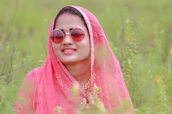 Une Belle Femme Indienne Célèbre Posant Avec Voile Selon Communauté — Photo