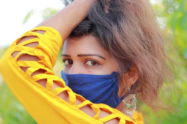 一名年轻迷人的印度女子戴着口罩 在大自然中装腔作势 以避免科洛纳这样的致命疾病 — 图库照片