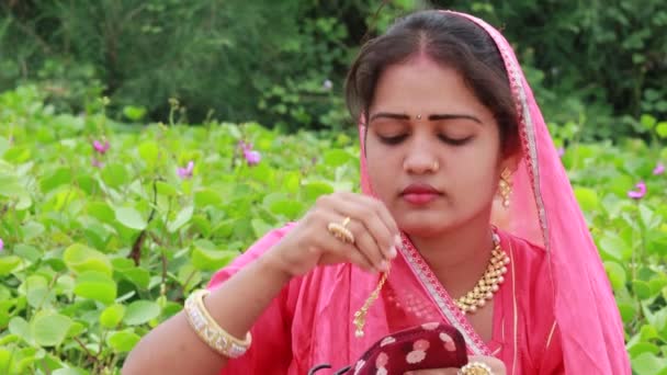 Индийская Красивая Женщина Улыбается Сидя Саду Платье Рахди Невесты Марвари — стоковое видео