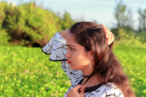 Closeup Hlava Shot Outdoors Portrét Indický Mladý Věk Žena Model — Stock fotografie