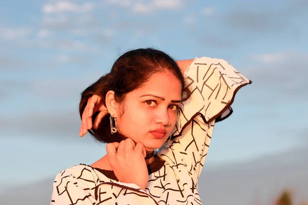頭部ショット肖像画のインドの若い年齢モデルの女性ポーズ — ストック写真